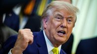 Donald Trump lähikuvassa toisen käden nyrkki kohotettuna.