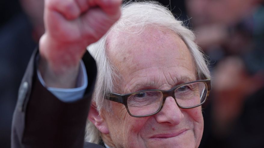 Elokuvaohjaaja Ken Loach frakissa.