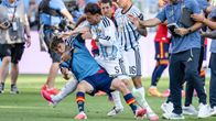 Leandro Paredes ja Gavi painivat MM-finaalin jälkeen.