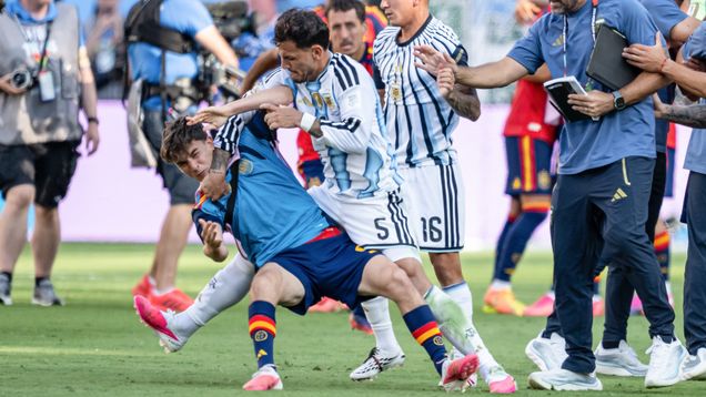 Leandro Paredes ja Gavi painivat MM-finaalin jälkeen.