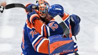 Maalivahti Stuart Skinner ja Kasperi Kapanen halaavat voiton jälkeen.