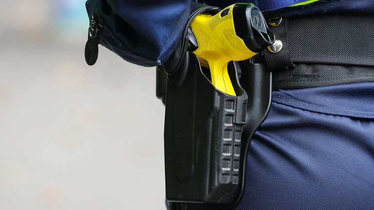 Kuvassa etälamautin poliisin vyötäröllä.