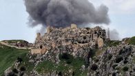 Beaufortslottet i Libanon med rökplym i bakgrunden.
