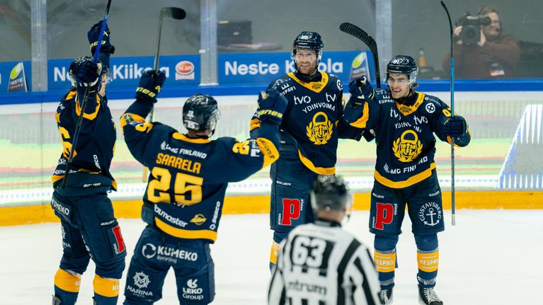 Lukko tuulettamassa maalia.