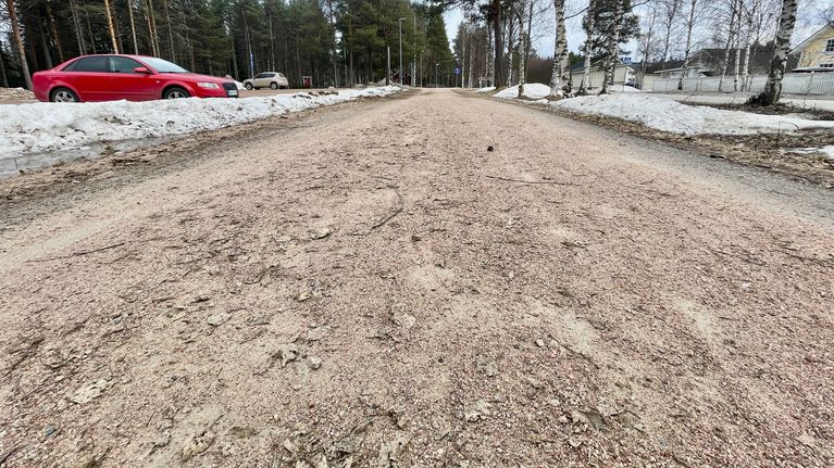 Hiekoitushiekkaa pyörätiellä. 