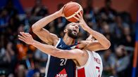 Rudy Gobert hyökkää pallon kanssa.