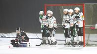 Akilles spelare står vid målet.