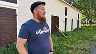 Samuli Myllyneva seisoo vanhan varastorakennuksen vieressä.