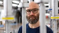 Muusikko Samuli Kosminen painonnostosalilla