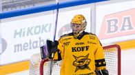 SaiPas målvakt Kari Piiroinen. Han har gula kläder på sig och ser fokuserad ut. 