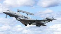 Ruotsalainen Saab GlobalEye -valvontalentokone nousussa kirkkaalla säällä.