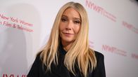 Gwyneth Paltrow katsoo kohti kameraa.