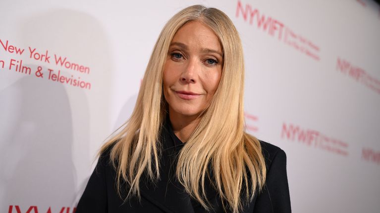 Gwyneth Paltrow katsoo kohti kameraa.