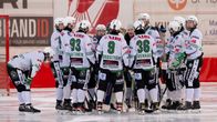 Akilles spelare samlade i klunga.