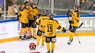 SaiPas spelare firar ett mål.