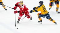 Jonne Tammela Porin Ässien paidassa kiekossa.