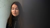 Emilia Röytiö katsoo alaspäin.