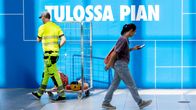 Ihmisiä Itäkeskuksessa