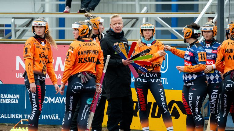 Kirittärien pelaajat ja ykköspelinjohtaja Jukka Mäkinen.