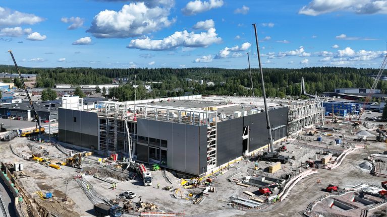 Datakeskuksen rakennustyömaa Lahden Kiveriössä.