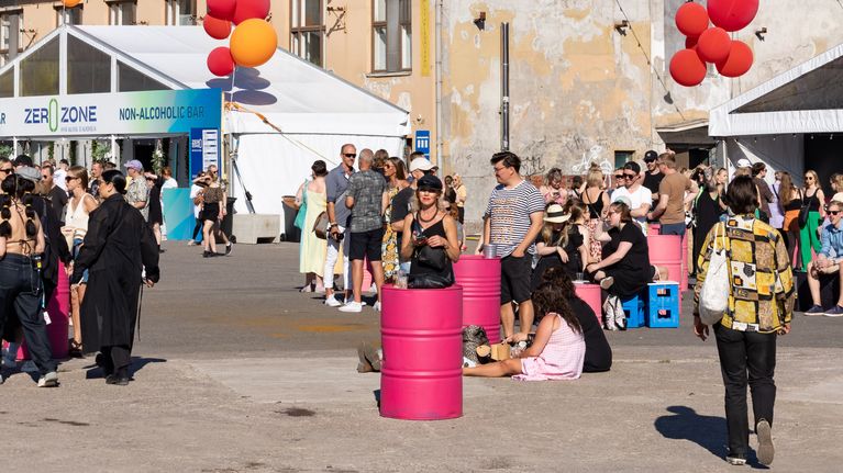 Ihmisiä Flow-festivaaleilla. Taustalla Kalasataman tornitalot.