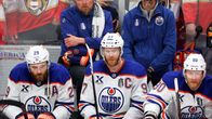 Leon Draisaitl, Connor McDavid ja Corey Perry tuijottavat vaihtopenkillä NHL:n kuudennessa finaalissa.