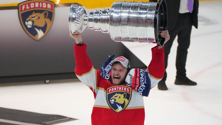 Aleksander Barkov nostaa mestaruuspystiä.
