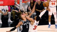 NY Knicks och San Antonio kämpar om bollen i den första NBA-finalen 2026.