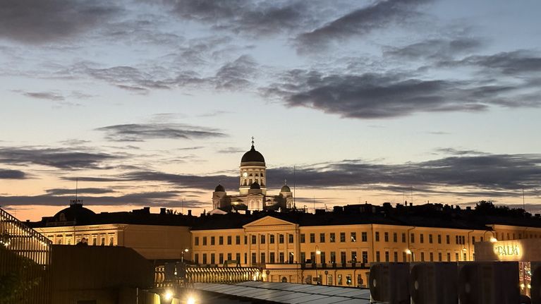 Helsingfors domkyrka i aftonsolsjlus.