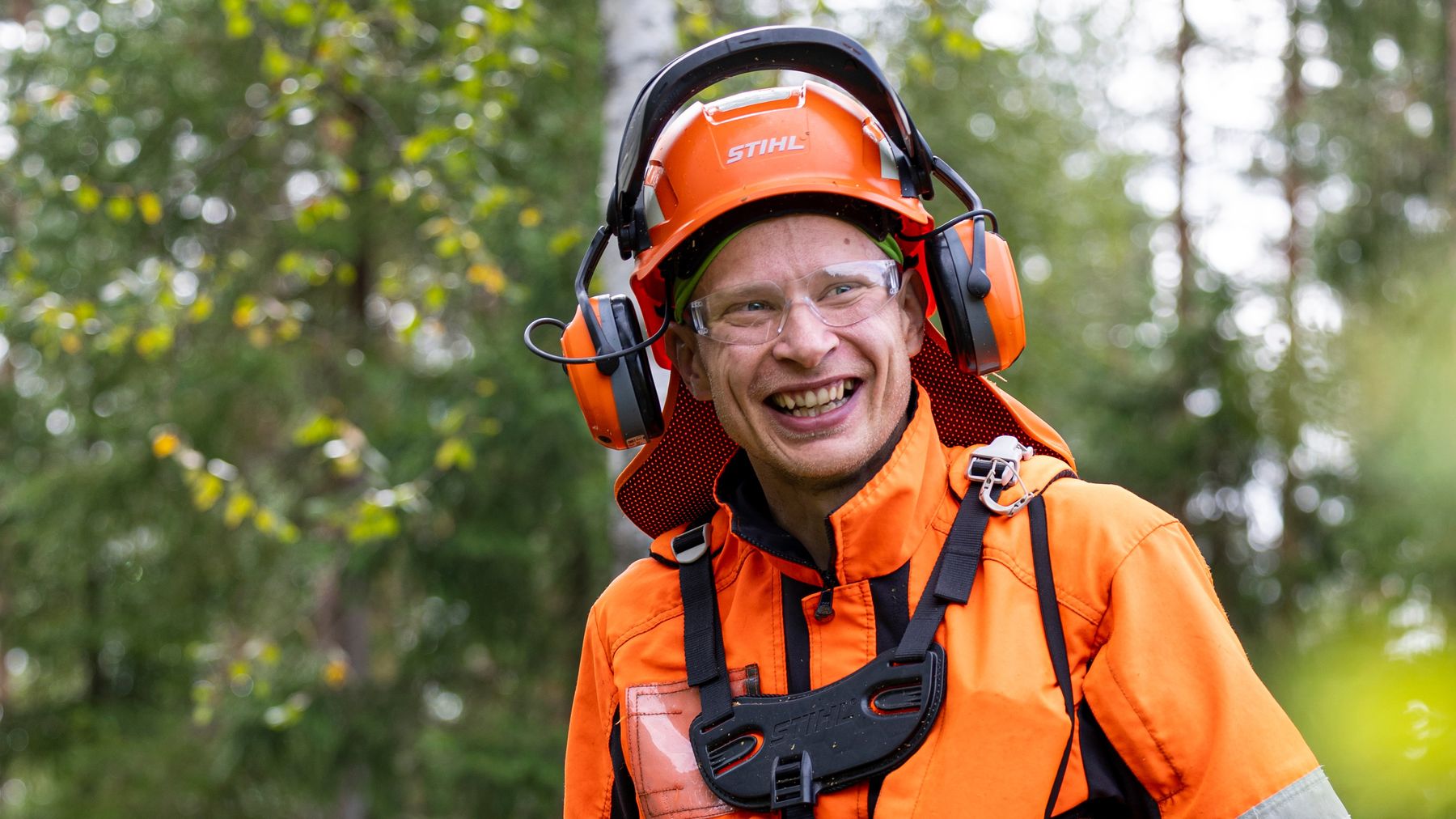 Entinen hiihtäjä Sami Lähdemäki raivaussahapalstalla Petäjävedellä elokuussa 2024.