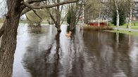 Tulvaveden saartama puupenkki Tornion Nordbergin rannassa.