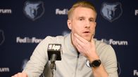 Tuomas Iisalo Memphis Grizzliesin NBA-päävalmentajana.