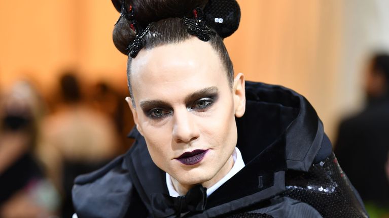 Jordan Roth korkean tukkalaitteen juhlistamana.