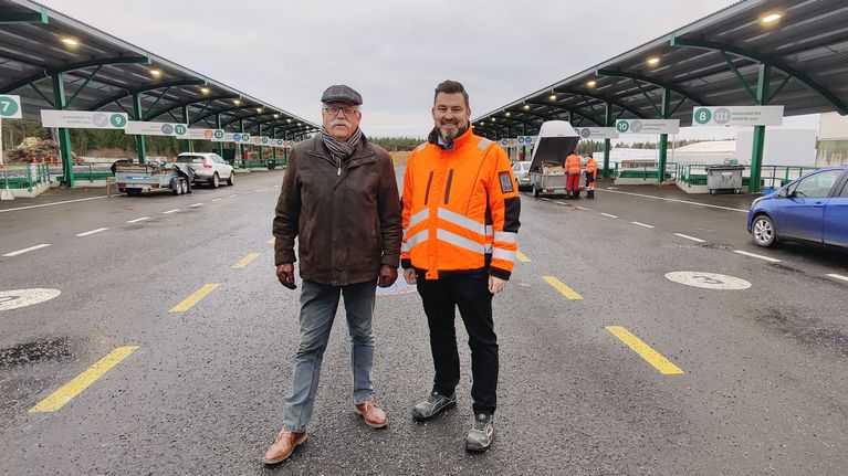 Ekoroskin entinen toimitusjohtaja Henry Nygård (vasemmalla) muistaa, miten lajittelua aloiteltiin 30 vuotta sitten. Työtä jatkaa nykyinen toimitusjohtaja Michael Östman.