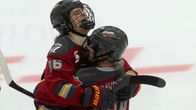 Michela Cava juhlii Ronja Savolaisen kanssa Ottawa Cargen jatkoaikamaalia.