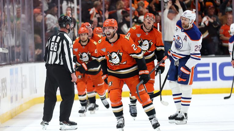 Leon Draisaitl katsoo, kun Anaheimin pelaajat juhlivat.