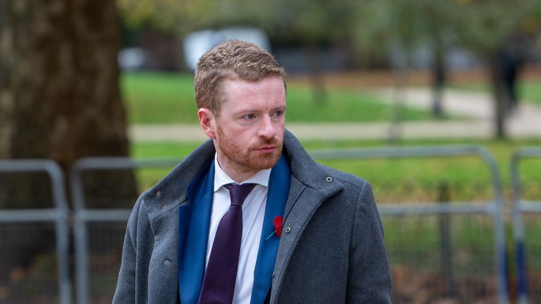 Britannian pääministerin ex-kansliapäällikkö MorganMcSweeney seisoo puistossa.