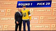 Juho Piiparinen ja Gary Bettman. 