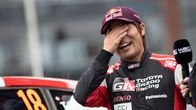 Takamoto Katsuta nauroi itselleen Jyväskylän MM-rallin seremoniallisessa startissa.