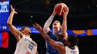 Lauri Markkanen yrittää tehdä koria Kap Verdeä vastaan koripallon MM-kisoissa.