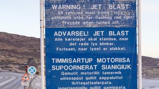 Sininen iso opaskyltti, jossa varoitetaan suihkuvirtauksesta ja vaaditaan pysähtymään punaisen valon palaessa.