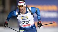 Skidskytte Olli Hiidensalo glider över mållinjen.
