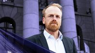 Kuvakollaasin taustalla eduskuntatalo, mies katsoo kameraan, edessä Kelan lippu liehuu.