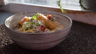 Annos pastaa broilerinmaksakastikkeella keittiön pöydällä
