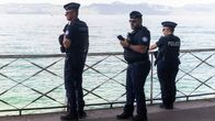 Kaksi poliisia seisoo rannassa ja katselee merelle.