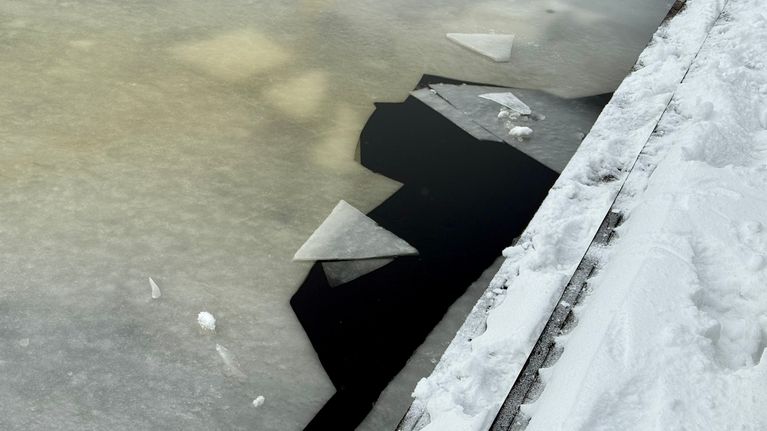 Pyhäjärven rikkoutunut jää Tampereen Ratinanrannassa.