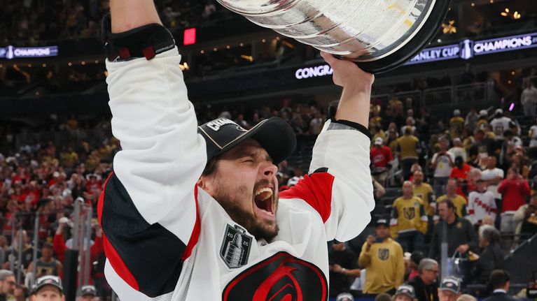 Sebastian Aho ja himoittu Stanley Cup -pokaali 15.6.2026. 