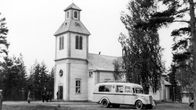 Yleisradion ääniauto Pertunmaan kirkon edessä 1930-luvulla.