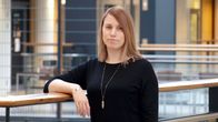 Potrettikuva Suvi Douglasista. Musta paita, kaulakoru, vaaleanruskeat puolipitkät hiukset.