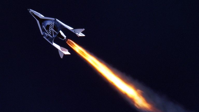 Spaceship2-alus on sytyttänyt rakettinsa ja kiihdyttää kohti taivasta.